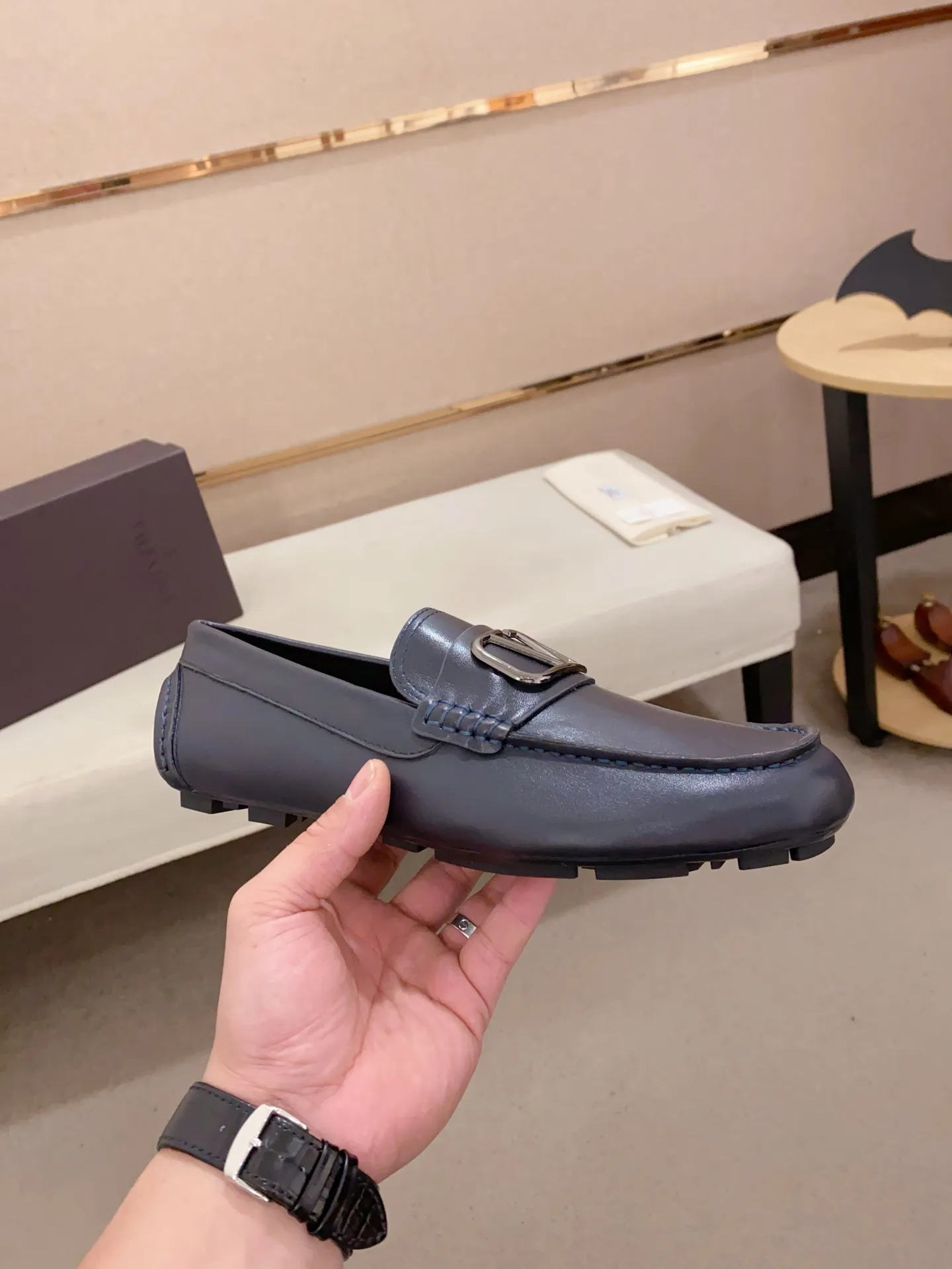 Men's shoes💰: 680💰VALENTINO, made of imported cowhide with imported water-dyed cowhide lining, iconic hardware and iconic wear-resistant outsole. 38-44. 45 VALENTINO packaging can be customized to enjoy the brand’s iconic product packaging